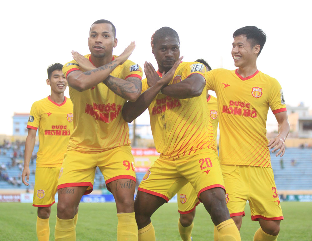 nam-dinh-hoa-sieu-doi-hinh-tai-v-league-2023